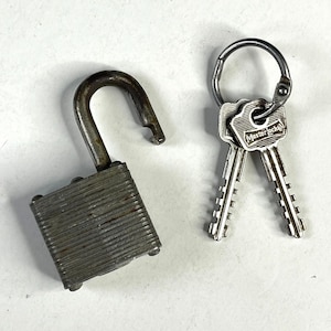 Master Lock Co Vintage Small 2&quot; Steel Padlock 061 w/Branded Keys USA Made