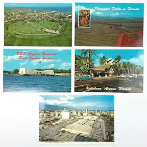 Pode incluir: Um conjunto de quatro cartões postais vintage que mostram vistas panorâmicas do Havaí. Os cartões postais representam um parque verde com um caminho circular, um campo de abacaxi, o USS Arizona Memorial em Pearl Harbor e uma cena de rua em Waikiki.