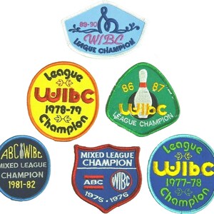Op de afbeelding: Zes geborduurde patches met bowlingthema's. De patches hebben verschillende vormen en kleuren en tonen teksten zoals WIBC League Champion, ABC WIBC Mixed League Champion en specifieke jaren zoals 1975-1976, 1977-78, 1978-79, 1981-82, 86-87 en 89-90.