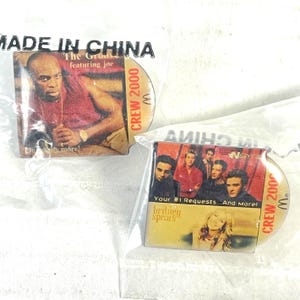 以下が含まれることがあります： 2つのマクドナルドクルー2000プロモーションピン。1つはThe Groove featuring Joe、もう1つは*NSYNCとブリトニースピアーズをフィーチャーしています。どちらのピンも透明なプラスチックパッケージに入っており、「Made in China」と表示されています。