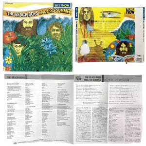 Könnte beinhalten: Ein CD-Gehäuse mit einem farbenfrohen Bild einer Strandszene und dem Text "The Beach Boys Endless Summer" auf der Vorderseite. Die Rückseite des Gehäuses zeigt eine Liste der Songs in Japanisch und Englisch.