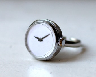 Anillo de reloj mecánico vintage de la URSS, correa plateada, funcionamiento correcto.