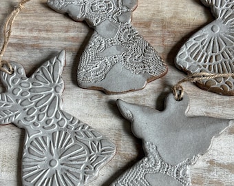 Ornement d'ange en céramique fait main : motif de napperon, cadeau métaphysique