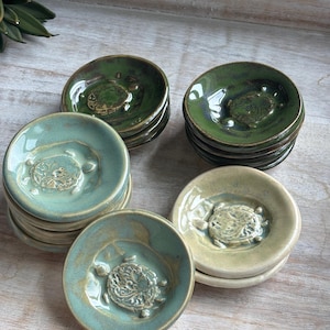 Plato de anillo de tortuga hecho a mano: porta baratijas de cerámica, recuerdos de fiesta