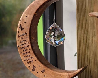 Vriendschapscadeau - Ierse maansuncatcher - houten gepersonaliseerd cadeau - regenboogmaker - engelenkristal