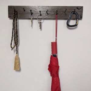 DIY ästhetisch, Schlüsselhalter / Kleiderbügel mit handgeschmiedeten Eisennägeln