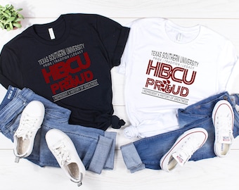 Könnte beinhalten: Zwei T-Shirts mit dem Text "Texas Southern University Pride Tradition Legacy HBCU Proud I Represent A History Of Greatness" in roter und grauer Schrift auf weißem und schwarzem Hintergrund.