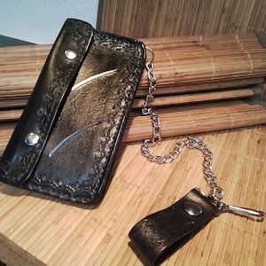 Cartera de piel con cadena