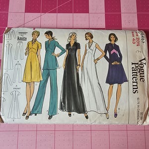 Op de afbeelding: Vintage Vogue patronenpakket met illustraties van verschillende jurken en een broekpak. Het pakket bevat de tekst "suitable for knits" en het patroonnummer 8467.