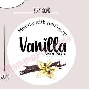 Peut inclure: Une bouteille en verre brun de pâte de vanille avec un bouchon noir. L'étiquette indique "Vanilla Bean Paste" avec une illustration de fleur de vanille. Le texte "Measure with your heart!" est également sur l'étiquette. L'image montre aussi une étiquette ronde de 6,35 cm.