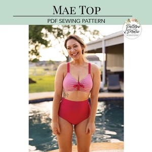 Puede incluir: Anuncio de un patrón de costura PDF, con una mujer luciendo un bikini Mae Top a rayas rosas y blancas y una braguita de cintura alta. El texto incluye "MAE TOP", "PDF SEWING PATTERN" y tallas de XXS a 5X.