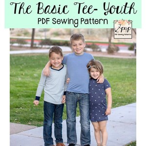 Könnte beinhalten: Drei Kinder tragen verschiedene Stile eines einfachen T-Shirts. Das T-Shirt-Muster bietet Optionen für Rundhalsausschnitte und V-Ausschnitte, kurze, 3/4, lange und lange Ärmel mit Manschetten, Hemden, Tuniken und Kleiderlängen. Das Muster ist in den Größen 3 Monate bis 14 Jahre erhältlich.