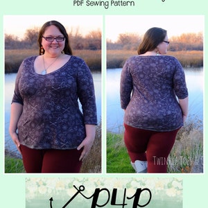 K&ouml;nnte beinhalten: Eine Frau tr&auml;gt ein grau-wei&szlig; gemustertes, lang&auml;rmliges Shirt mit Rundhalsausschnitt. Das Shirt hei&szlig;t "The Basic Tee - Hourglass" und ist ein PDF-Schnittmuster. Der Text "pup PDF Sewing Patterns" befindet sich am unteren Rand des Bildes.
