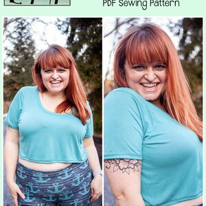 K&ouml;nnte beinhalten: Eine Frau tr&auml;gt ein blaues, bauchfreies T-Shirt mit kurzen &Auml;rmeln und eine schwarze und wei&szlig;e Leggings mit Anker-Druck. Das T-Shirt ist ein Basic-Shirt mit Rundhalsausschnitt. Der Text "The Basic Tee - Hourglass PDF Sewing Pattern" ist oben im Bild sichtbar.