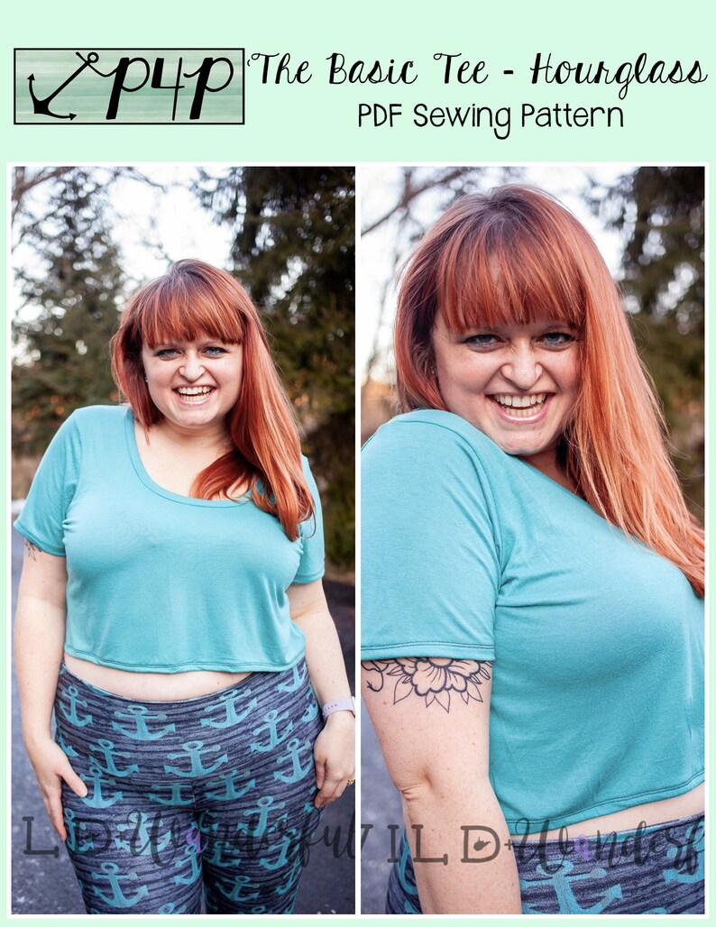 K&ouml;nnte beinhalten: Eine Frau tr&auml;gt ein blaues, bauchfreies T-Shirt mit kurzen &Auml;rmeln und eine schwarze und wei&szlig;e Leggings mit Anker-Druck. Das T-Shirt ist ein Basic-Shirt mit Rundhalsausschnitt. Der Text "The Basic Tee - Hourglass PDF Sewing Pattern" ist oben im Bild sichtbar.