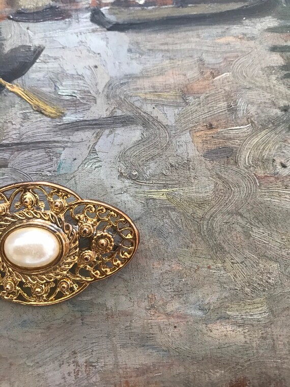 Vintage 60s 1960s Pearl Gold Plated Ornate Brooch… - image 2