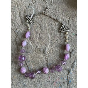 Collier vintage perlé lavande lilas à facettes argenté