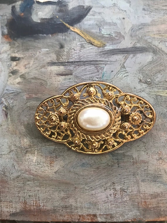 Vintage 60s 1960s Pearl Gold Plated Ornate Brooch… - image 3