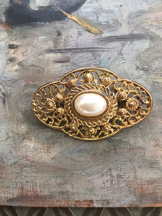 Vintage 60s 1960s Pearl Gold Plated Ornate Brooch… - image 1