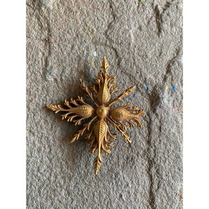 Vintage Brooch Gold Plated Leaf Regal Botanical Pin 1.5 Inches