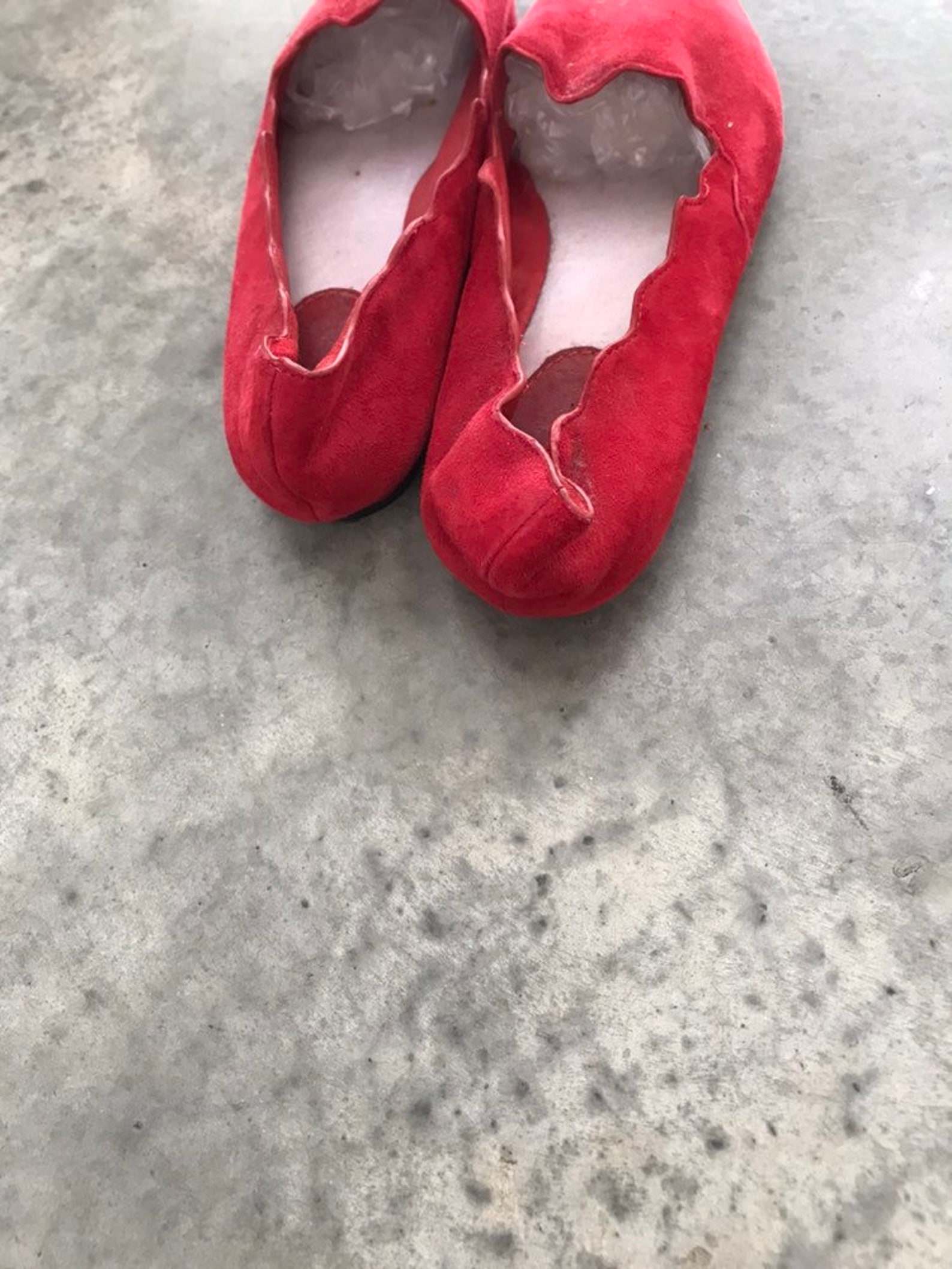 red suede leather scalloped edge ballet flats slippers sz 9m 9 m red suede leather scalloped edge ballet flats slippers sz 9m 9 m