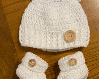 Baby knitted hospital hat Set, Baby Crochet teddy Hat, Baby Crochet Booties, Crochet Baby white set, Baby Photo Prop, Baby Shower Gift set