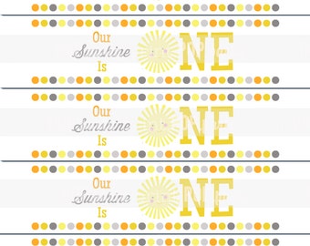 Puede incluir: Cinco etiquetas imprimibles con un sol amarillo y el texto "Our Sunshine Is One" en un borde de lunares amarillos y grises.
