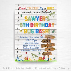 Könnte beinhalten: Eine 12,7 x 17,8 cm große druckbare Einladung zu einer 5. Geburtstagsfeier mit Insekten-Thema. Die Einladung zeigt einen Holz-Hintergrund mit einem Schild, auf dem steht "Crawl, CREEP, fly or BUZZ on over to celebrate at SAWYER'S 5TH BIRTHDAY BUG BASH!" Die Einladung enthält auch Datum, Uhrzeit und Ort der Party.