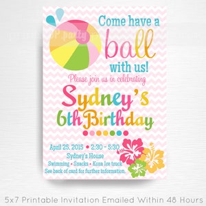 Può includere: Un invito con un motivo a chevron rosa e bianco con una palla da spiaggia colorata e fiori di ibisco. Il testo recita "Vieni a divertirti con noi! Unisciti a noi per celebrare il sesto compleanno di Sydney. 25 aprile 2015 dalle 14:30 alle 17:30 a casa di Sydney. Nuoto, spuntini, camioncino di ghiaccio Kona. Guarda il retro della carta per ulteriori informazioni."