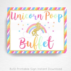 Może przedstawiać: Drukowana tabliczka o wymiarach 20,3 x 25,4 cm z tęczą, jednorożcem i gwiazdami. Tabliczka zawiera napis "Unicorn Poop Buffet".