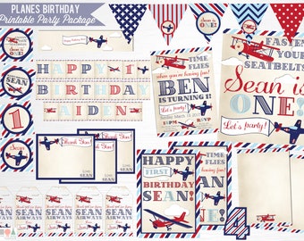 Puede incluir: Paquete de fiesta imprimible para un primer cumpleaños con temática de aviones. El paquete incluye invitaciones, pancartas, tarjetas de agradecimiento y etiquetas de regalo. Los colores son rojo, azul y blanco con un diseño de avión vintage.