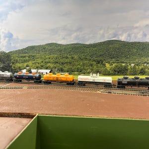 FREE SHIPPING!  Set of Five (5) Vintage 1960s or 1970s HO Scale Athearn 40&#39; Tank Cars.