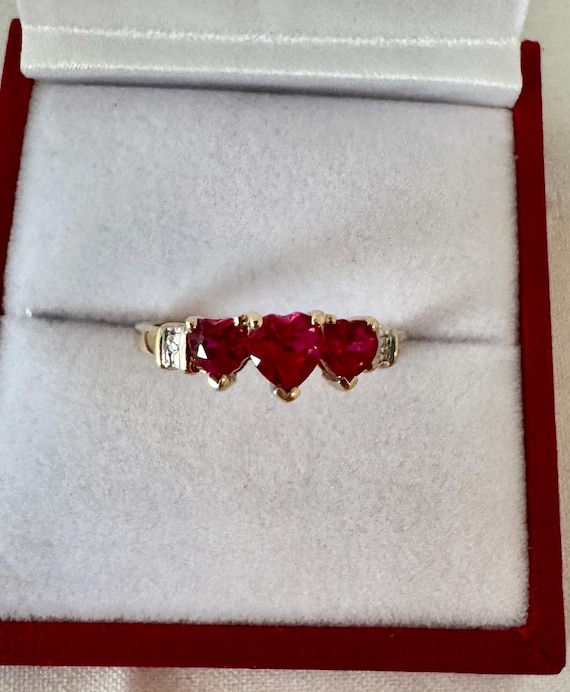 10K Solid Gold 3 Ruby Hearts Vintage  Ring Size 6… - image 2