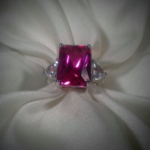 Vintage sterling silver emerald cut Stone Ring with Faceted  accent Clears Stone size 7.5 the stone is 13.98 x 10.03 mm weighs 6.5 grams 925