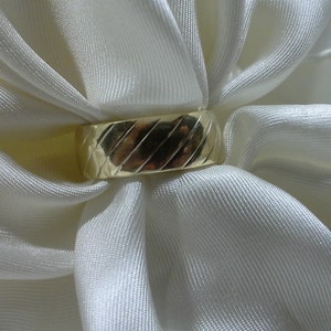 Vintage Estate 14K Yellow Gold Wedding Band Ring With Etched Weave Pattern Size 6-1/2 -7.22 mm Wide weights 5.9 Grams