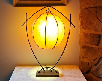 Unieke vintage smeedijzeren en lamsvacht lantaarnstijl tafellamp, op maat gemaakt, uniek in zijn soort