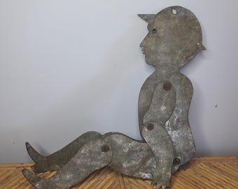 Figurine articulée d'art populaire en étain vintage, figurine articulée en étain en métal vintage à suspendre murale