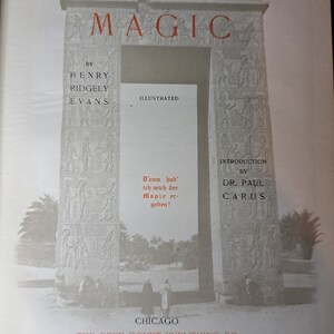 Może przedstawiać: Okładka starej książki z czarno-białym obrazem ozdobnego kamiennego łuku. Tytuł książki to "The Old and the New Magic" autorstwa Henry'ego Ridgely'ego Evansa. Książka została wydana w 1906 roku przez The Open Court Publishing Co. w Chicago.