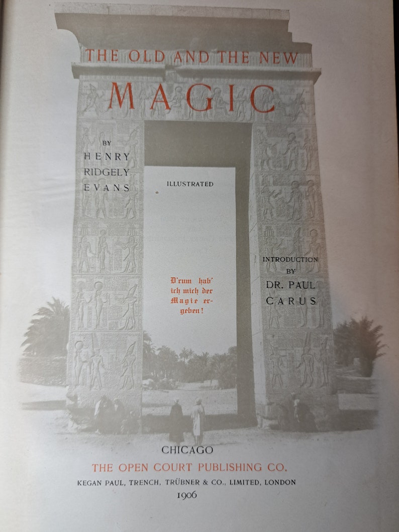 Może przedstawiać: Okładka starej książki z czarno-białym obrazem ozdobnego kamiennego łuku. Tytuł książki to "The Old and the New Magic" autorstwa Henry'ego Ridgely'ego Evansa. Książka została wydana w 1906 roku przez The Open Court Publishing Co. w Chicago.