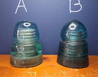 isolateurs en verre de couleur vert et aqua vintage, ensemble de deux isolateurs en verre vintage