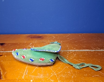 Vintage Mini Souvenir Coin Purse, Vintage Moccasin Shape Coin Pouch, Beaded Moccasin Change Purse, Vintage Indigenous Beaded Coin Purse