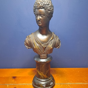 Vintage Hand Created Bust of Marie DE Medici, Vintage Faux Marble Art Bust of Marie DE Medici, Faux Bronze Art Statue, Vintage Art Statue