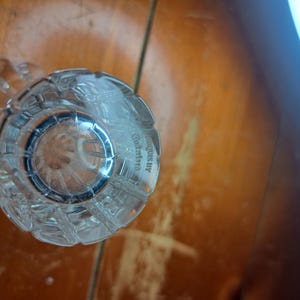 Puede incluir: Cenicero de cristal transparente y facetado con un dise&ntilde;o circular. El cenicero tiene una base gruesa y resistente y una serie de crestas verticales alrededor de los lados. Las palabras "Marquis by Waterford" est&aacute;n grabadas en el lateral.