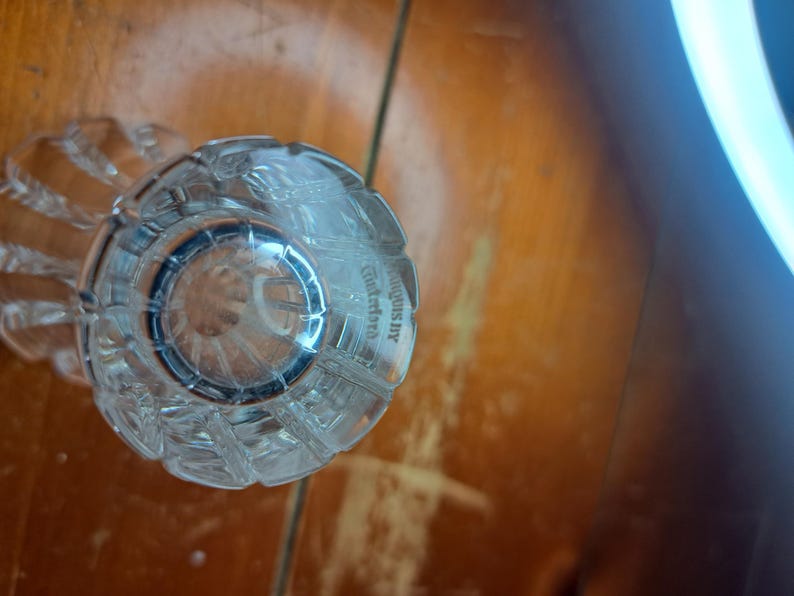 Puede incluir: Cenicero de cristal transparente y facetado con un dise&ntilde;o circular. El cenicero tiene una base gruesa y resistente y una serie de crestas verticales alrededor de los lados. Las palabras "Marquis by Waterford" est&aacute;n grabadas en el lateral.