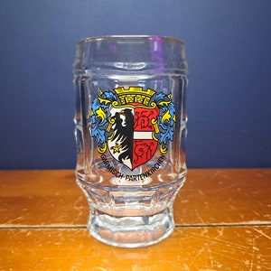 Vintage Klarglas Bierkrug, Garmisch Partenkirche, mit dem deutschen Wappen, bemalter Crest Vintage deutscher Bierkrug, Made in France