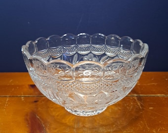 Cuenco de cristal antiguo, centro de mesa de cristal con borde festoneado, cuenco vintage de cristal tallado americano, ideal para fiestas.