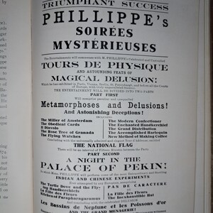 Może przedstawiać: Czarno-biały, vintage plakat reklamujący występ M. Phillippe'a w Strand Theatre. Plakat zawiera tytuł "Tours de Physique" i "Magical Delusion!" wraz z listą akt&oacute;w, w tym "The Miller of Amsterdam", "The Obedient Cards", "Il Diavolo", "The Rose Tree of Granada", "The Flying Watches" i "The National Flag". Plakat reklamuje r&oacute;wnież przedstawienie zatytułowane "A Night in the Palace of Pekin" z aktami takimi jak "The Turtle Dove and the Fly", "La Fille des Fleurs", "Kitchen of Parapharagaramus", "Les Bassins de Neptune et les Poissons d'or" i "The Grand Menagerie".