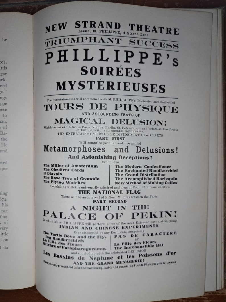 Może przedstawiać: Czarno-biały, vintage plakat reklamujący występ M. Phillippe'a w Strand Theatre. Plakat zawiera tytuł "Tours de Physique" i "Magical Delusion!" wraz z listą akt&oacute;w, w tym "The Miller of Amsterdam", "The Obedient Cards", "Il Diavolo", "The Rose Tree of Granada", "The Flying Watches" i "The National Flag". Plakat reklamuje r&oacute;wnież przedstawienie zatytułowane "A Night in the Palace of Pekin" z aktami takimi jak "The Turtle Dove and the Fly", "La Fille des Fleurs", "Kitchen of Parapharagaramus", "Les Bassins de Neptune et les Poissons d'or" i "The Grand Menagerie".