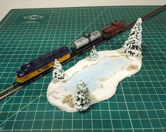 N Scale WINTER LAKE 8" x 4" w 4 Snowy Pines Christmas Village Scenery #1073