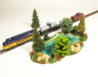 N Scale LAKE ORRIS 7.75" x 4" w 7 Trees, Red Flowers, Foliage & extra Mini Diorama (#1069)